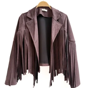 Chaquetas Cortas con Flecos: Estilo Bohemio y Moderno