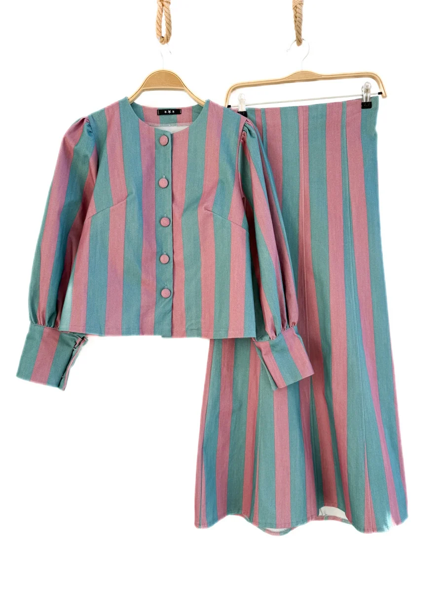 Conjunto de Blusa y Falda a Rayas – Venta por Separado - Imagen 2