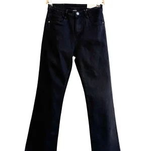 Pantalón de Mezclilla Negro de Corte Recto con Ligera Campana