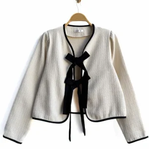 Chaqueta corta con lazo decorativo
