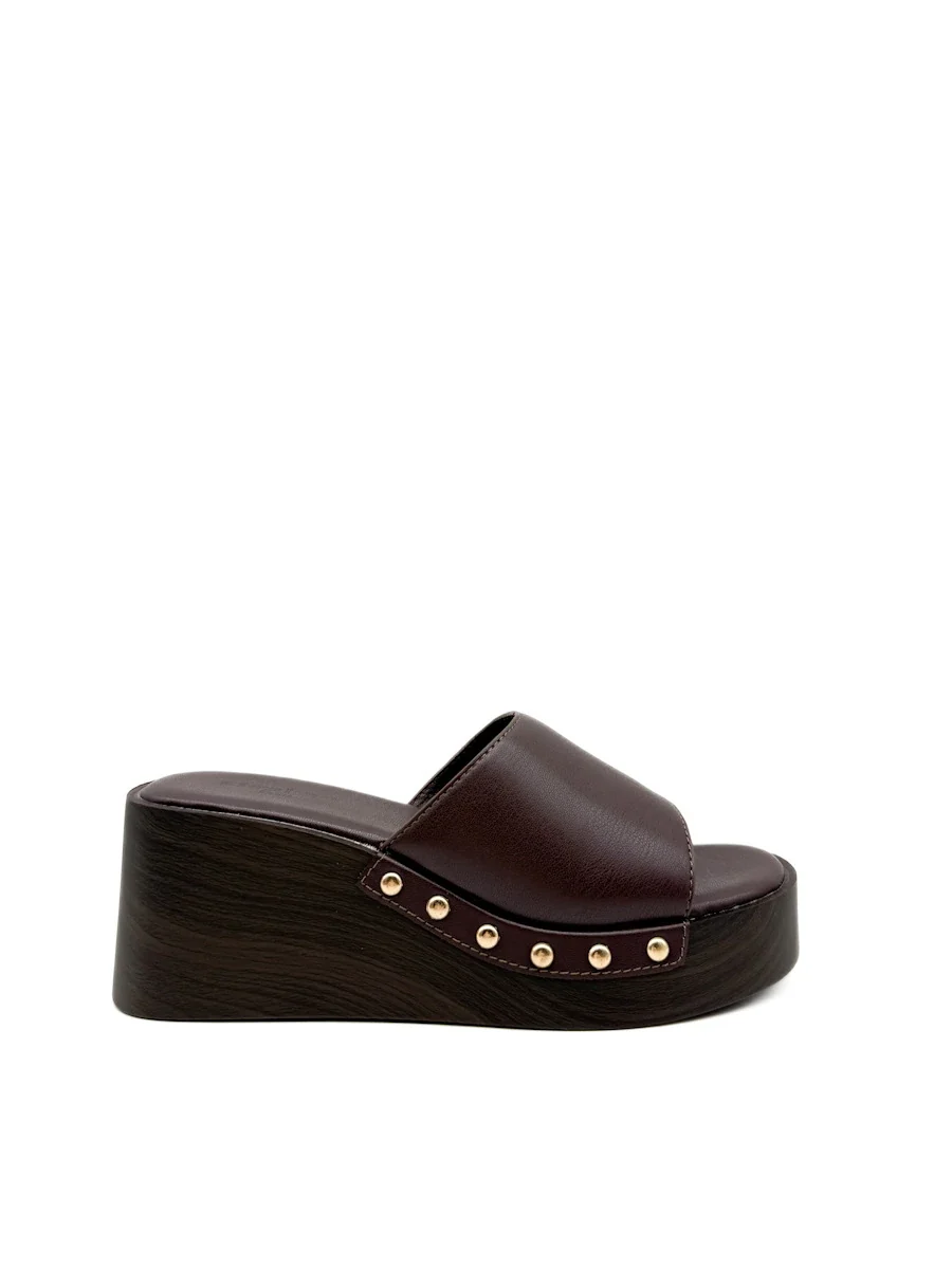 Sandalias de Cuña Tipo Zueco con Plataforma Efecto Madera y Tachuelas - Imagen 2
