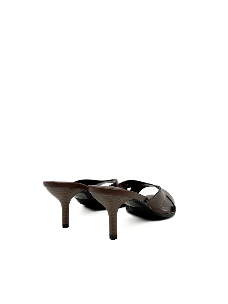 Sandalias Mule de Tacón Fino con Punta Cuadrada en Color Marrón - Imagen 4