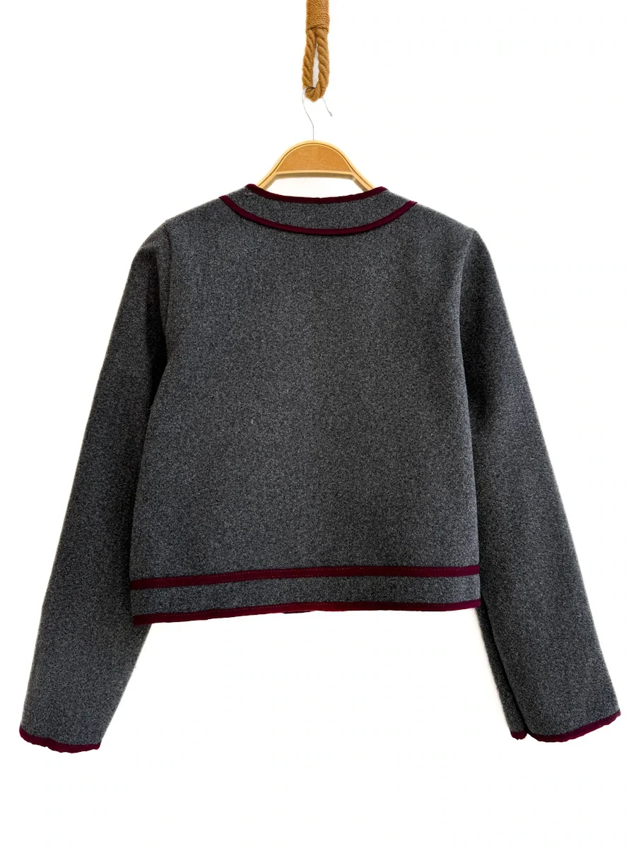 Chaqueta corta estructurada con ribete contrastante y botones - Imagen 4
