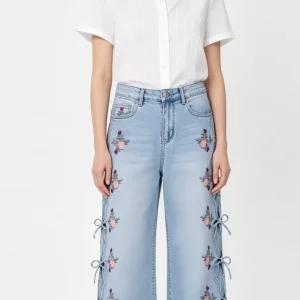 Jeans wide leg con bordado floral y aberturas laterales