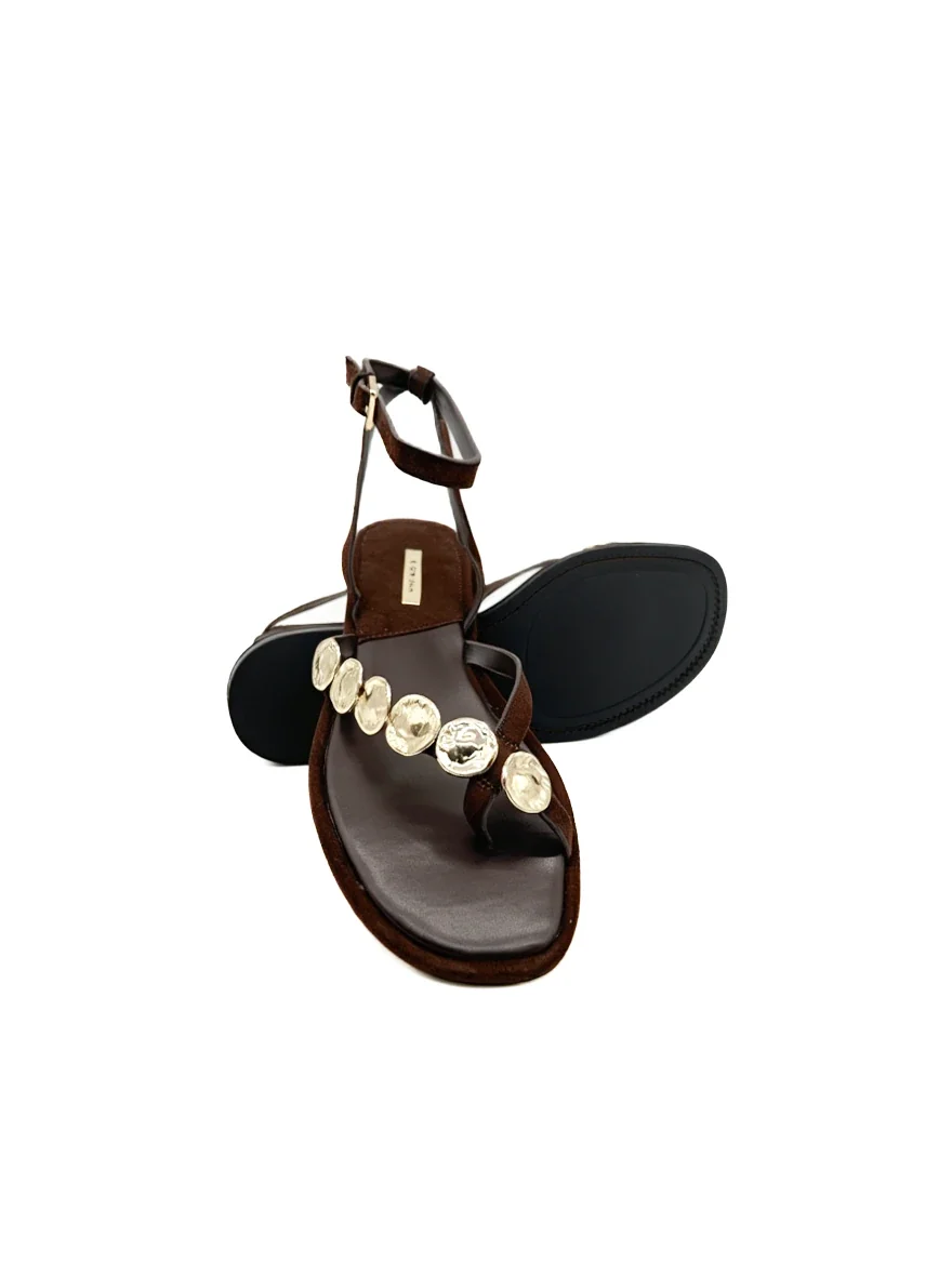 Sandalias de Dedo Boho con Discos Dorados y Tira Ajustable para Mujer - Imagen 6