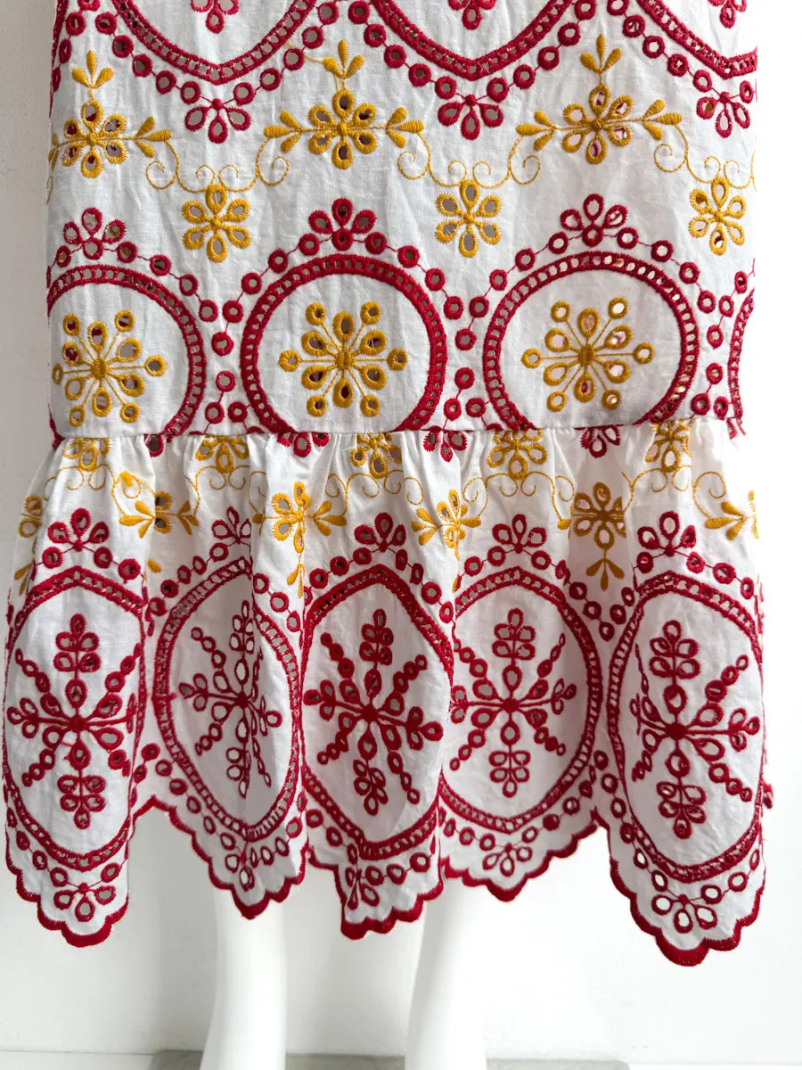 Bordados en Rojo y Mostaza: Conjunto Único - Imagen 9
