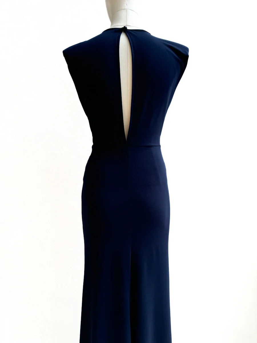 Vestido de Noche con Drapeado Elegante y Abertura en el Escote - Imagen 5