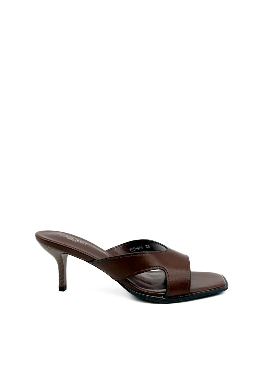 Sandalias Mule de Tacón Fino con Punta Cuadrada en Color Marrón - Imagen 2