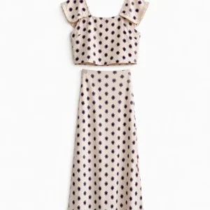 Conjunto Elegante de Top Crop y Falda Larga con Estampado Floral Morado Minimalista