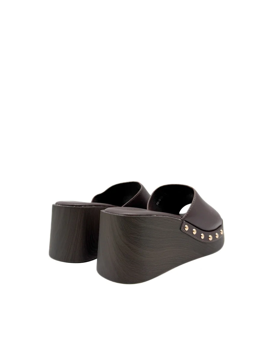 Sandalias de Cuña Tipo Zueco con Plataforma Efecto Madera y Tachuelas - Imagen 8