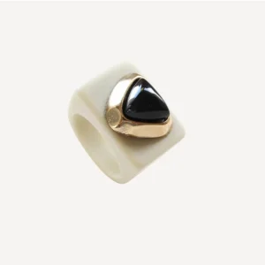 Anillo blanco roto con piedra negra Émolo