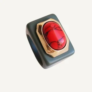 Anillo Verde Botella con Howlita Roja Émolo