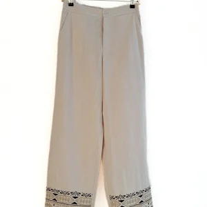 Pantalón de corte recto con bordados geométricos en negro y dorado