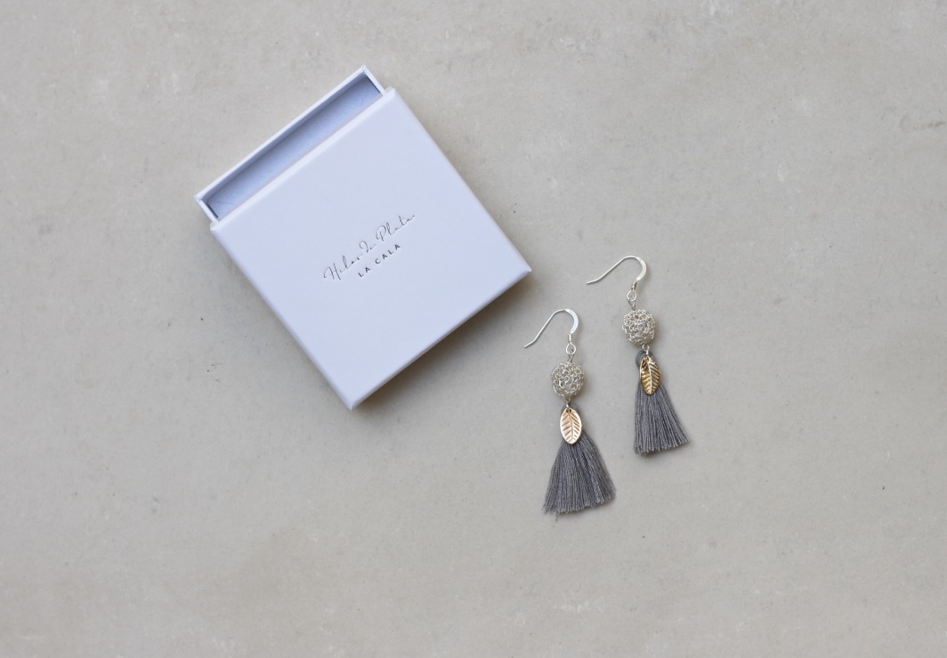 GRAY & SILVER TASSEL - Imagen 3