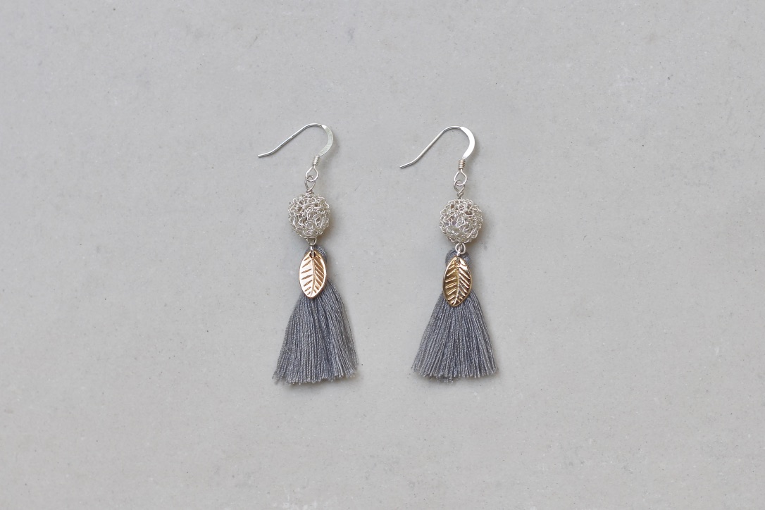 GRAY & SILVER TASSEL - Imagen 4