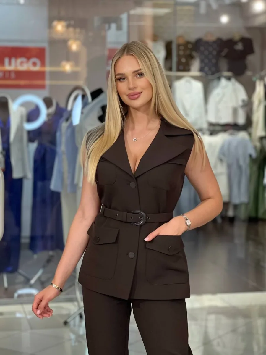 Traje con chaleco y cuatro bolsillos - Imagen 4