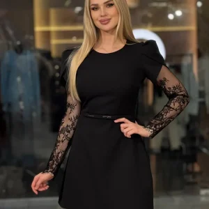 Vestido con mangas de guipur y cinturón