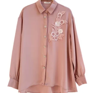 Blusa satinada con bordado floral