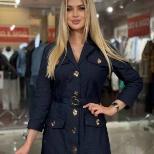 Vestido con detalles dorados y cinturón de corazón