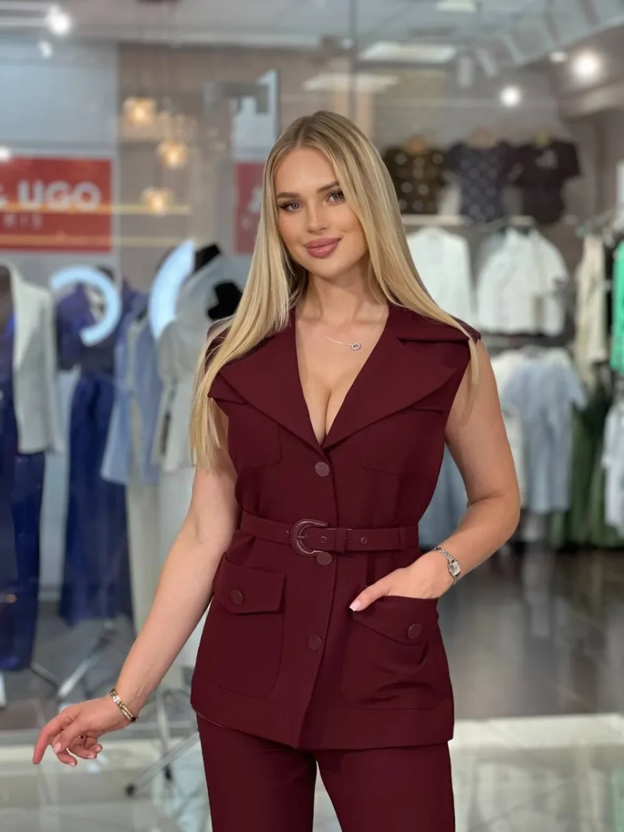 Traje con chaleco y cuatro bolsillos - Imagen 3
