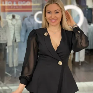 Traje cruzado con adornos