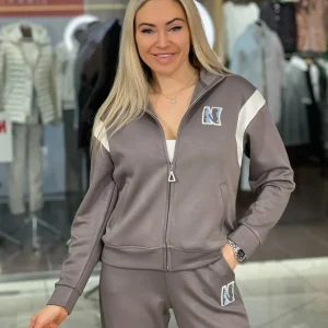 Traje con el logotipo «N»