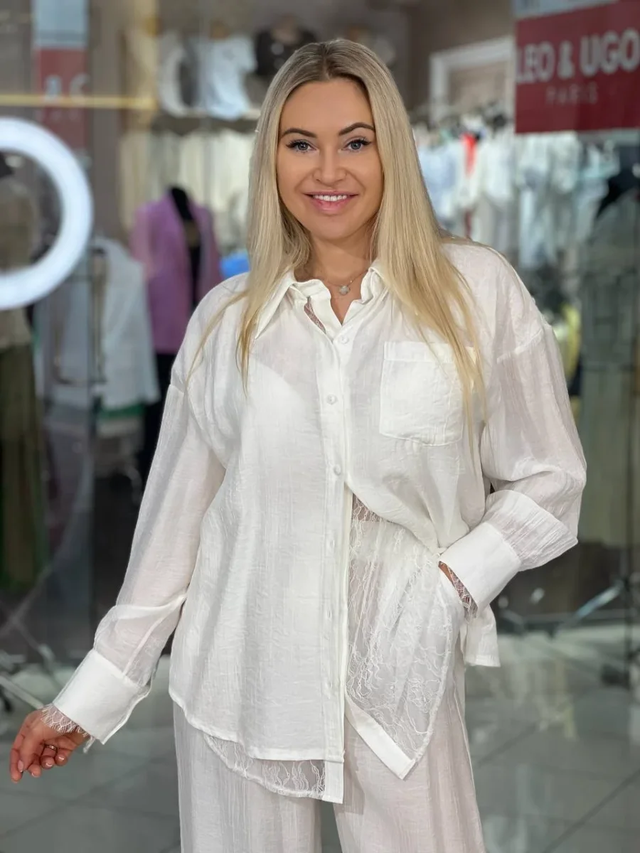 Traje con camisa de encaje - Imagen 7