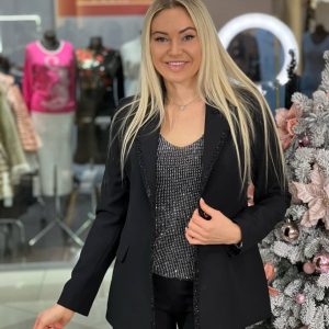 Traje con ribete de cuentas