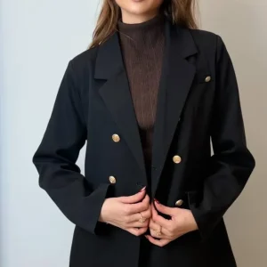 Chaqueta con botones dorados y cinturón
