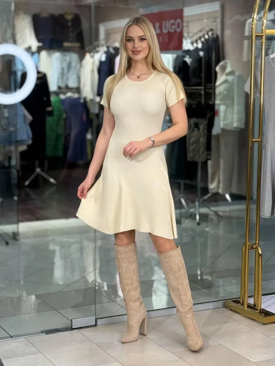 Vestido de punto entallado con manga corta - Imagen 3