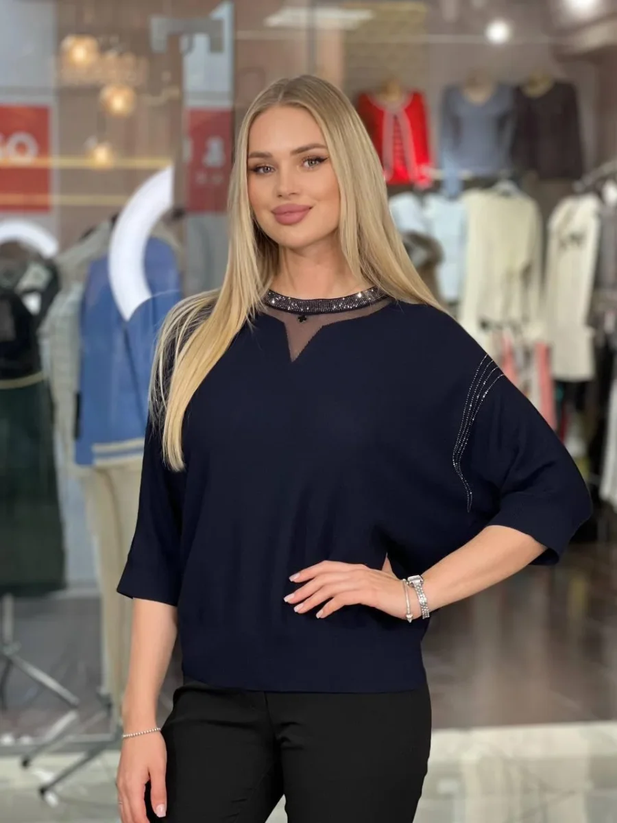 Camisa corta con decoración de pedrería