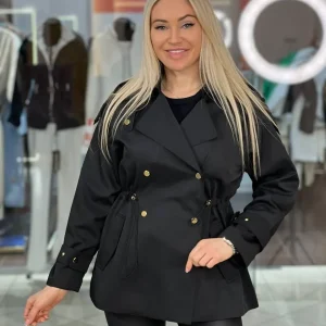 Trench con cintura ajustable