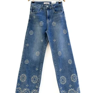 vaquero de mezclilla con bordado floral